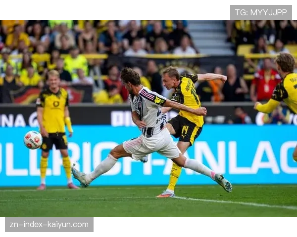 多特蒙德主场迎战门兴，伊杜纳信号公园球场气氛热烈。