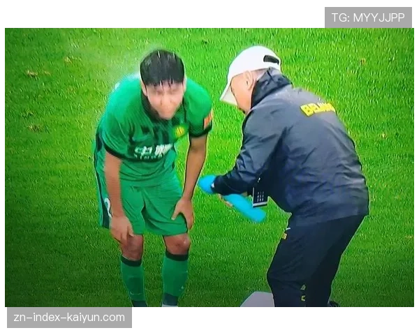 瞬间聚焦:沧州雄狮门将扑出单刀后,向指挥高位防线的教练组挥拳 瞬间聚焦:沧州雄狮门将扑出单刀后,向指挥高位防线的教练组挥拳