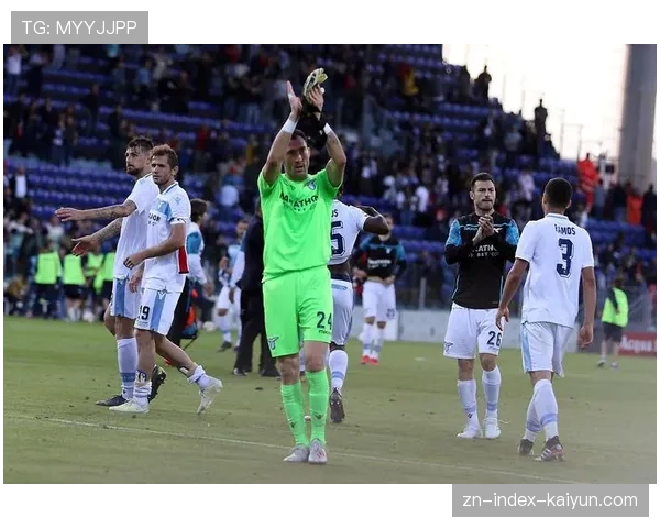 意甲：拉齐奥vs佛罗伦萨，因球迷投掷杂物比赛中断10分钟